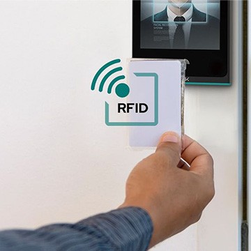 На каква честота работи RFID ключалката на вратата?